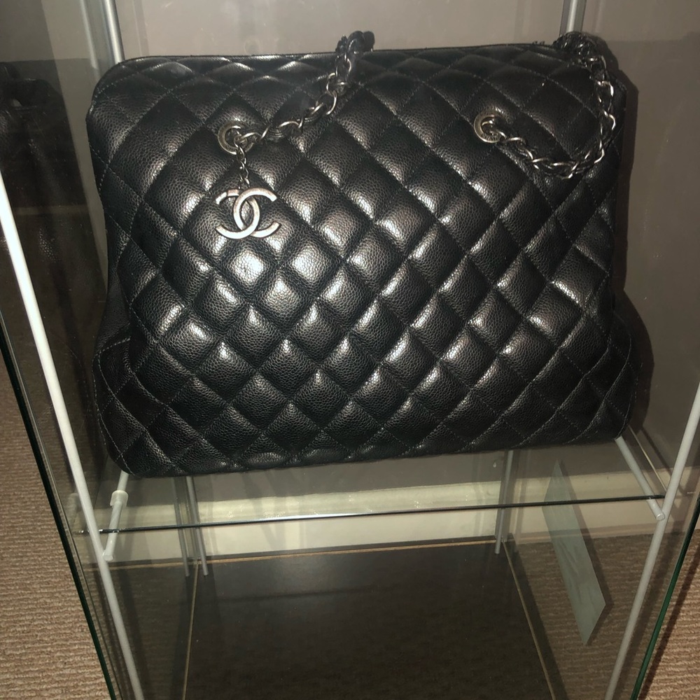 Condition: pristine Chanel
MeasurementsHandle Drop 10.5″, Height 9″, Width 11.5″